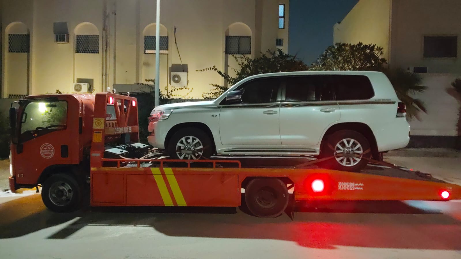سطحة برتقالية تنقل سيارة مرسيدس G-Class في الهفوف